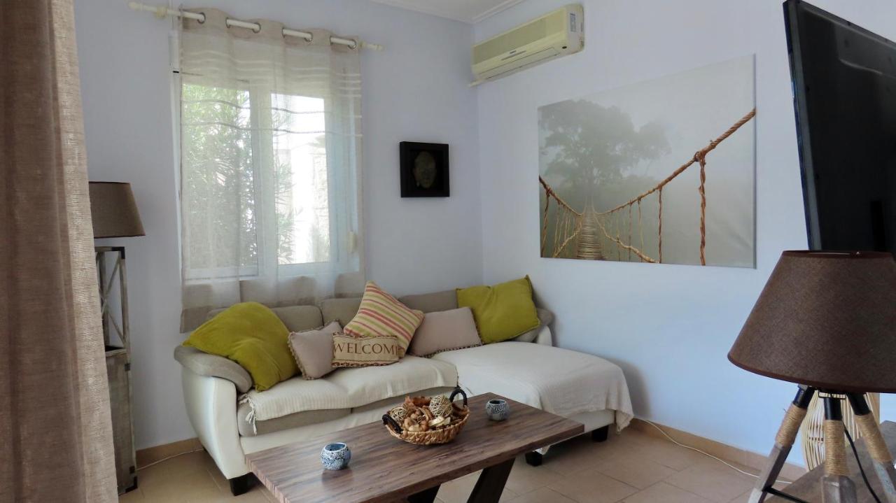 Phoebes Place At Kalamaki Court, 2 Bedroom Villa With A Shared Pool Exterior foto