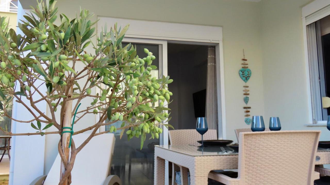 Phoebes Place At Kalamaki Court, 2 Bedroom Villa With A Shared Pool Exterior foto